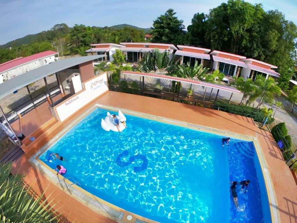 Bazén v ubytování สุขสำราญรีสอร์ท หาดเจ้าหลาว จันทบุรี nebo v jeho okolí