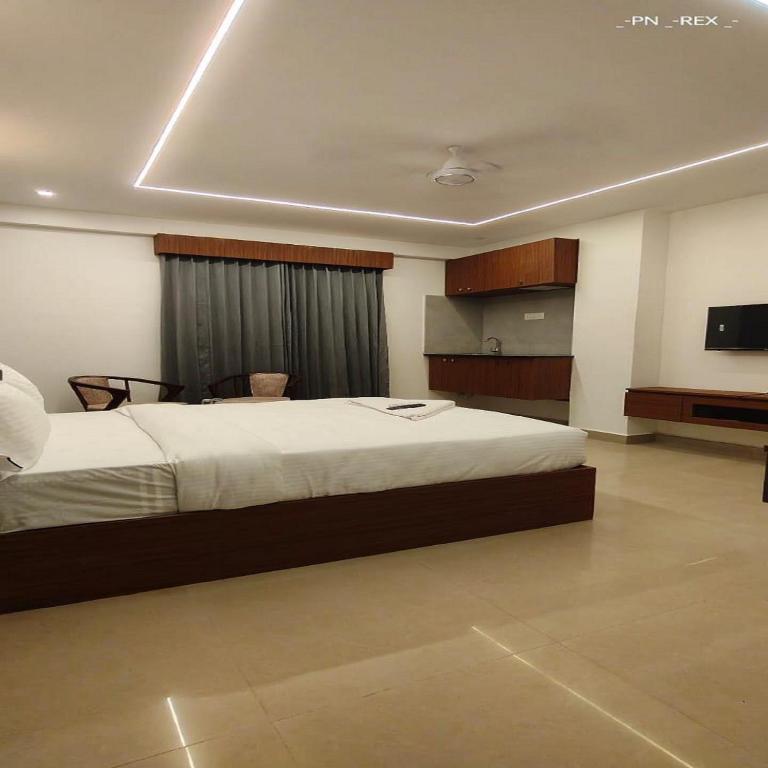 Postel nebo postele na pokoji v ubytování Hotel Royal Luxe - US consulate, Apollo hospital, Sankara natralya
