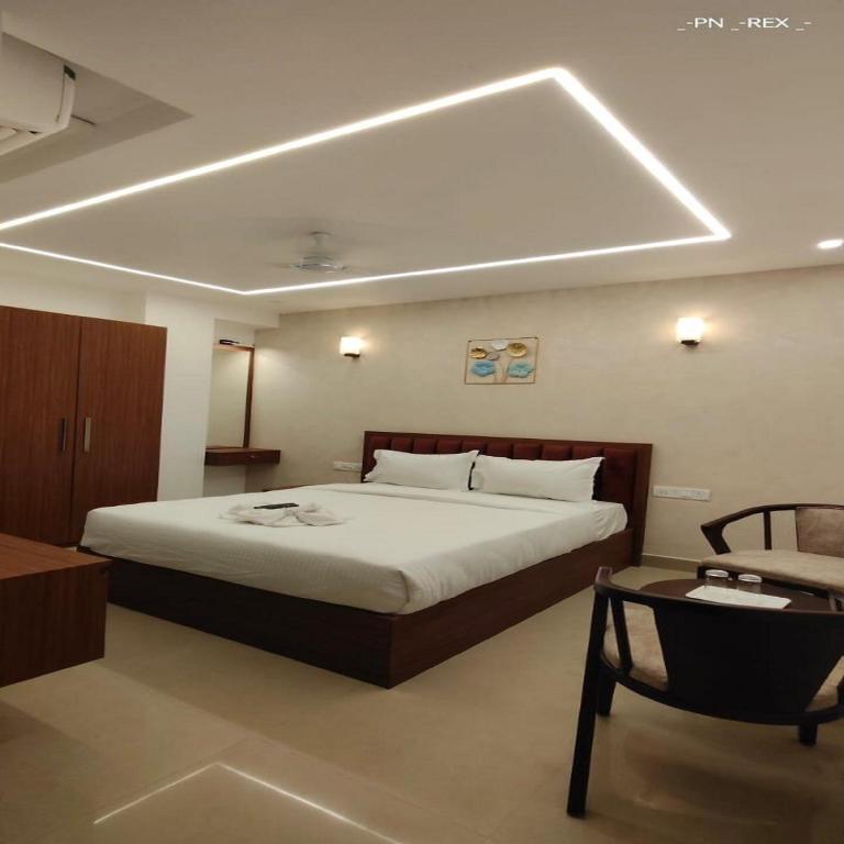 Postel nebo postele na pokoji v ubytování Hotel Royal Luxe - US consulate, Apollo hospital, Sankara natralya