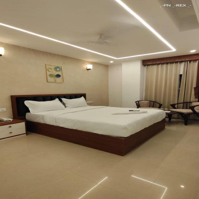 Postel nebo postele na pokoji v ubytování Hotel Royal Luxe - US consulate, Apollo hospital, Sankara natralya