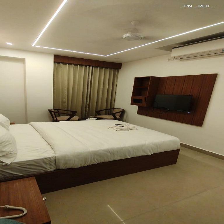 Postel nebo postele na pokoji v ubytování Hotel Royal Luxe - US consulate, Apollo hospital, Sankara natralya
