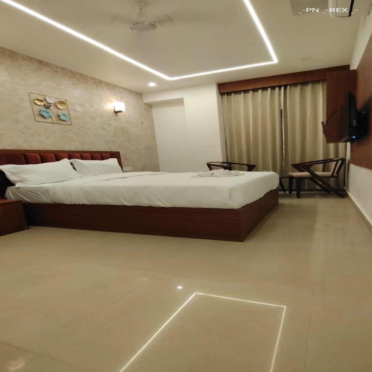 Postel nebo postele na pokoji v ubytování Hotel Royal Luxe - US consulate, Apollo hospital, Sankara natralya