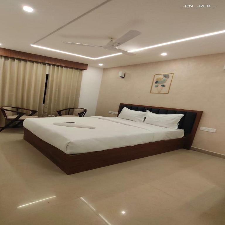 Postel nebo postele na pokoji v ubytování Hotel Royal Luxe - US consulate, Apollo hospital, Sankara natralya