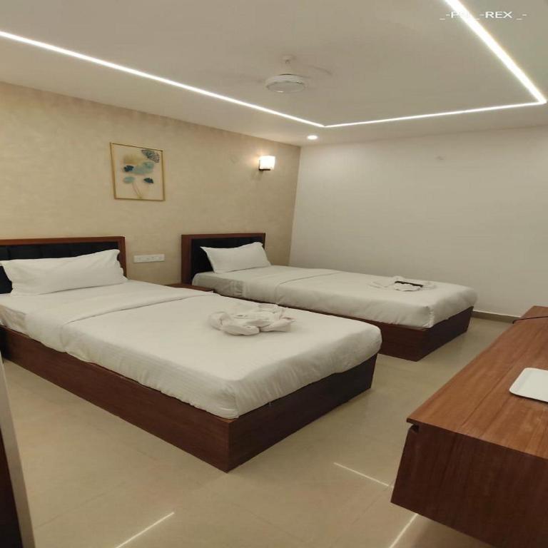 Postel nebo postele na pokoji v ubytování Hotel Royal Luxe - US consulate, Apollo hospital, Sankara natralya