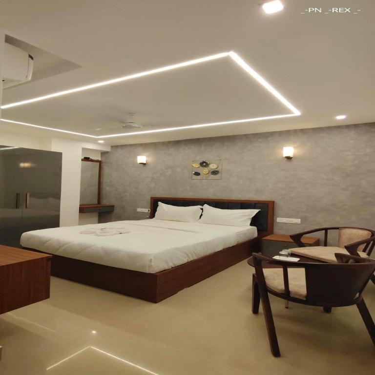 Postel nebo postele na pokoji v ubytování Hotel Royal Luxe - US consulate, Apollo hospital, Sankara natralya