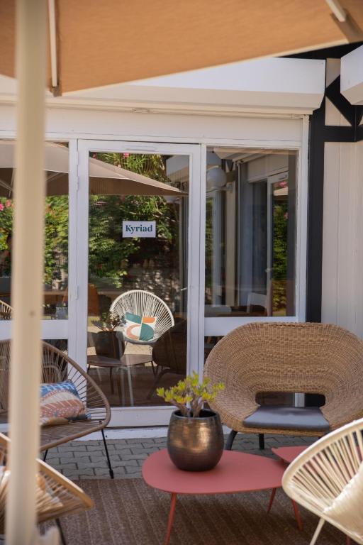 Een patio of ander buitengedeelte van Kyriad Nîmes Ouest A9