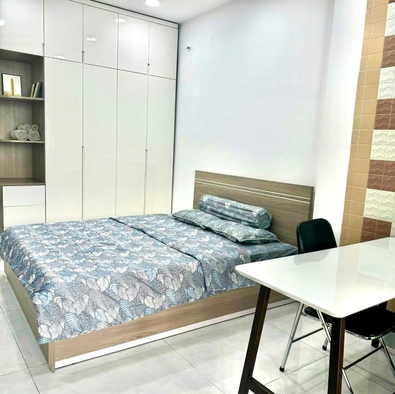 Postel nebo postele na pokoji v ubytování Cozy Room with Balcony Central 10mins to Airport Maihouse