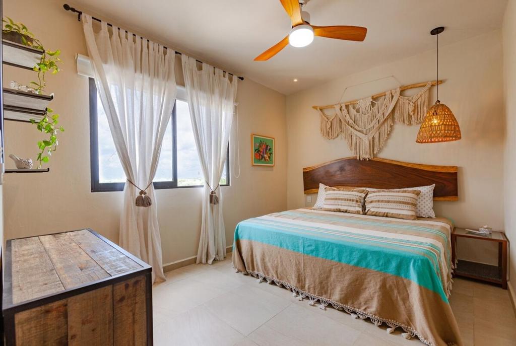Postel nebo postele na pokoji v ubytování New! Condoph10min To Beachwifi 300mbgym6pools