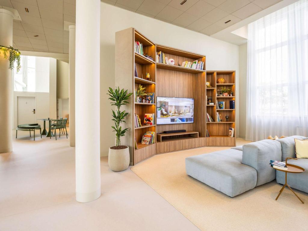 TV a/nebo společenská místnost v ubytování Novotel Brugge Centrum