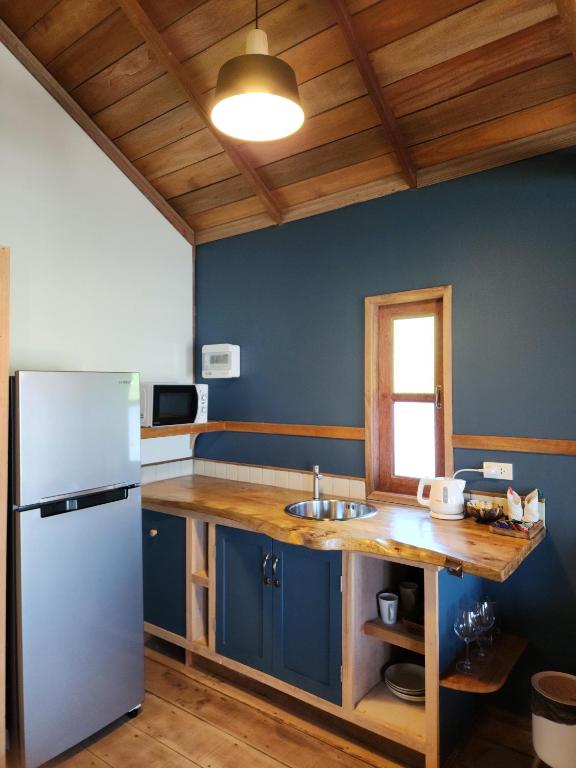 Castaway Beach Bungalows - 12