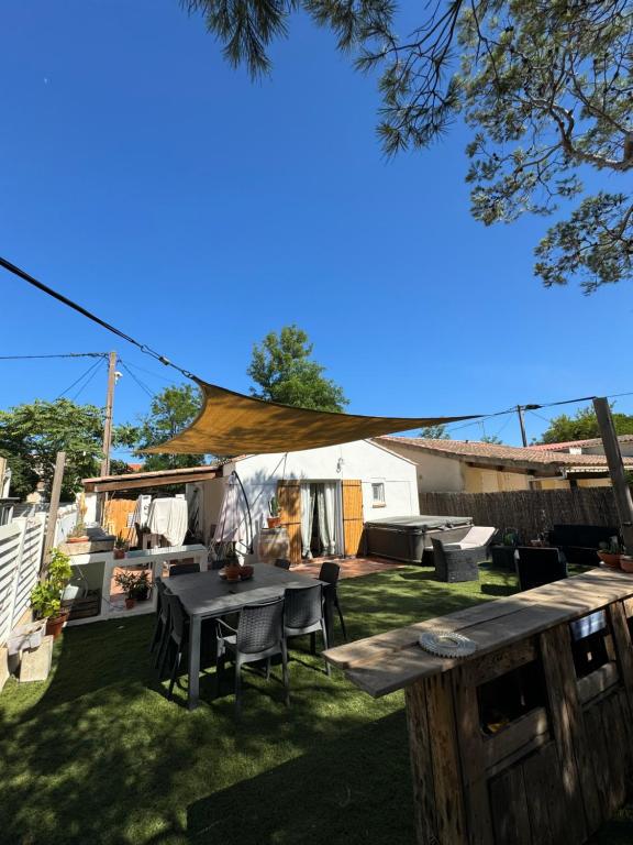 un patio avec une table et des chaises dans une cour dans l'établissement Maison au cœur de la capte, à Hyères
