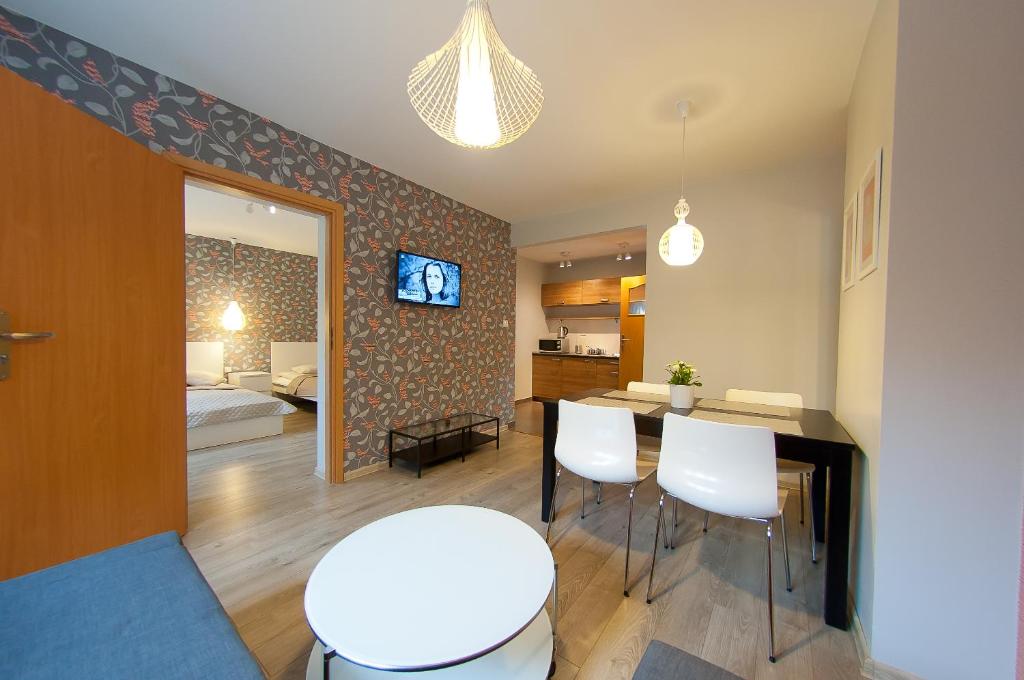 TV a/nebo společenská místnost v ubytování Apartamenty Przy Świerku