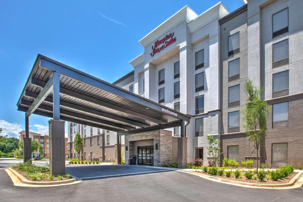 un rendu de la façade d'un hôtel dans l'établissement Hampton Inn & Suites Spartanburg-I-26-Westgate Mall, à Spartanburg
