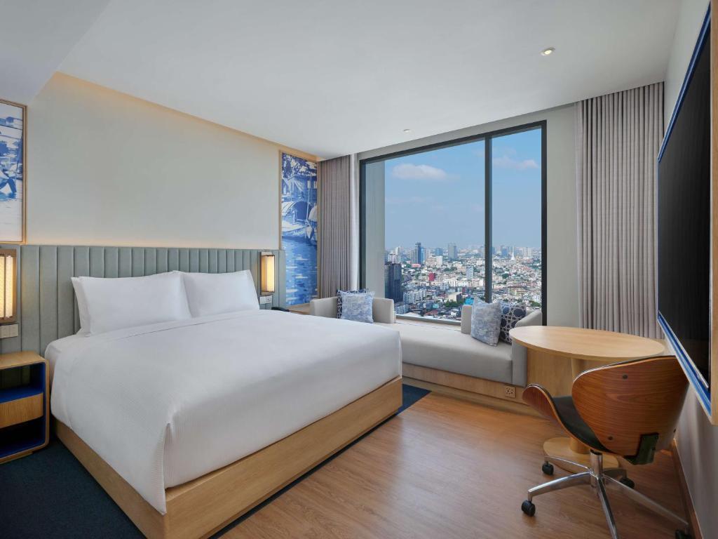 A king room with a dedicated desk, window seat and expansive skyline view.
