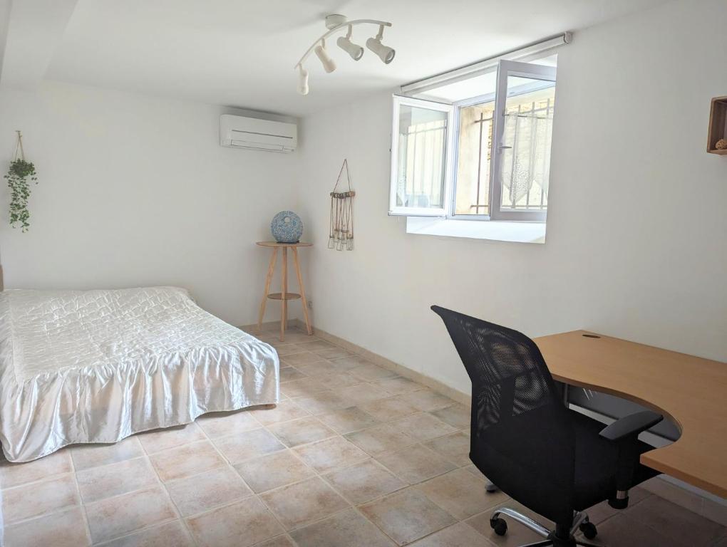 Postel nebo postele na pokoji v ubytování Chambre climatisée 2 places plus une place Bébé 0-3 ans, salle de bain et WC en espace privatif