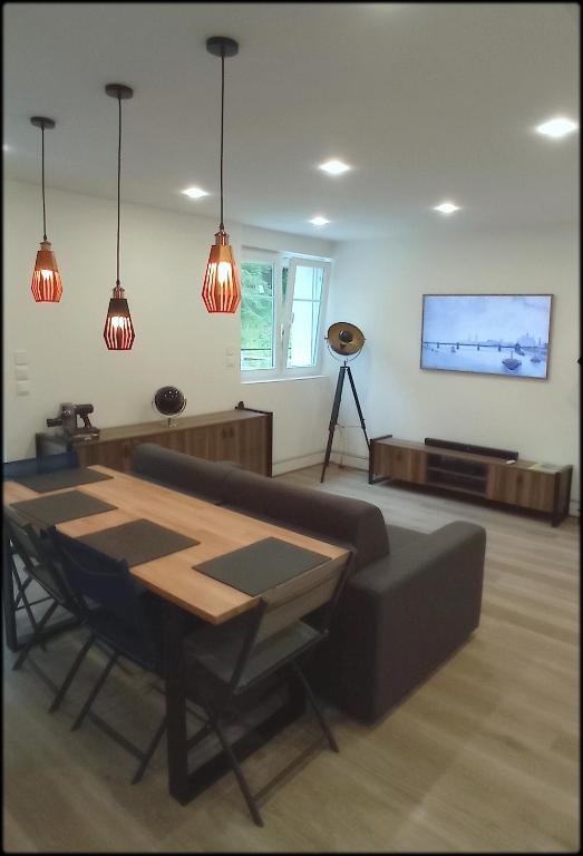 un salon avec un canapé et une table dans l'établissement Sur la rive du Lac, à Orbey