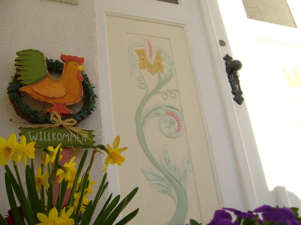 a door with a picture of a chicken on it at Apartment im Fläming auch für Rollifahrer in Rietdorf