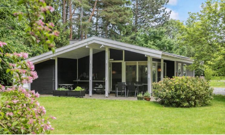 una veranda schermata di una casa con cortile di Cozy Cottage In Scenic Surroundings a Melby