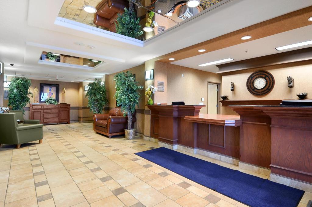 Vstupní hala nebo recepce v ubytování Days Inn & Suites by Wyndham Strathmore