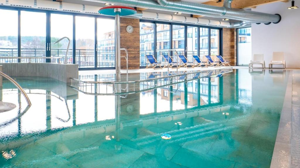 Bazén v ubytovaní BEL MARE Apartament C202 PARKING GRATIS alebo v jeho blízkosti