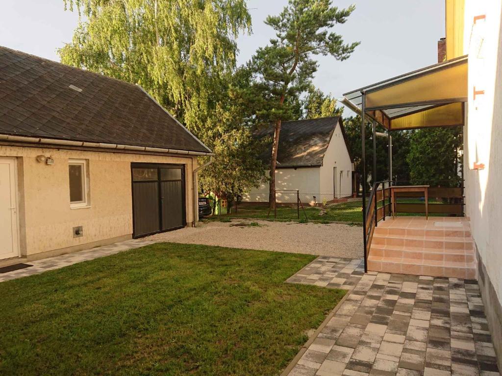 podwórko z garażem i domem w obiekcie Holiday home in Siofok/Balaton 20050 w Siófoku
