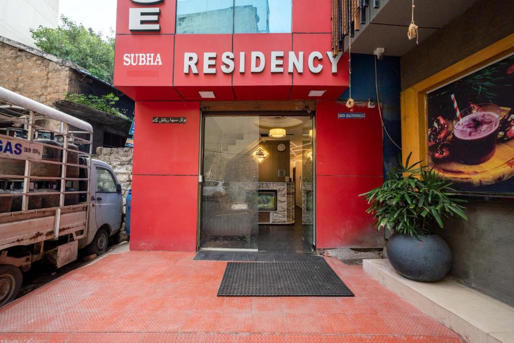 un edificio rojo con un letrero para un restaurante en Hotel Subha Residency Bangalore, en Bangalore