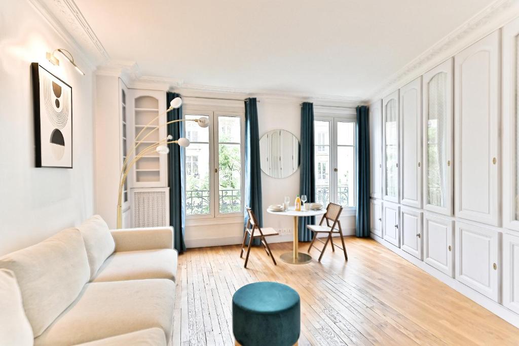 un salon avec un canapé et une table dans l'établissement Appartement proche Gare Montparnasse - IV, à Paris
