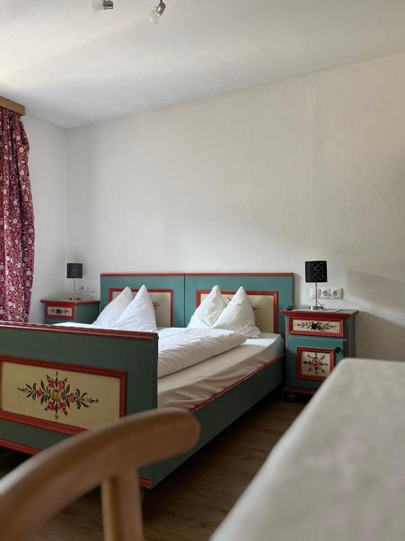 Postel nebo postele na pokoji v ubytování Gasthof Sterzingerhof