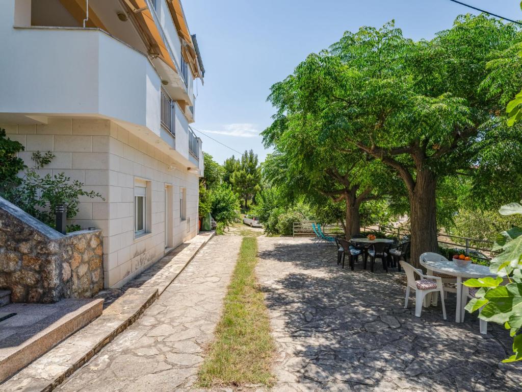 Vonkajšia záhrada v ubytovaní Apartment Daria 2 by Interhome