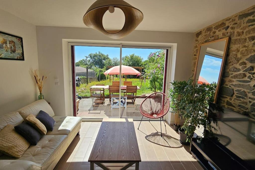 un salon avec un canapé et une table dans l'établissement La Fontaine gîte de charme à 12min du Puy duFou, à Sevremont