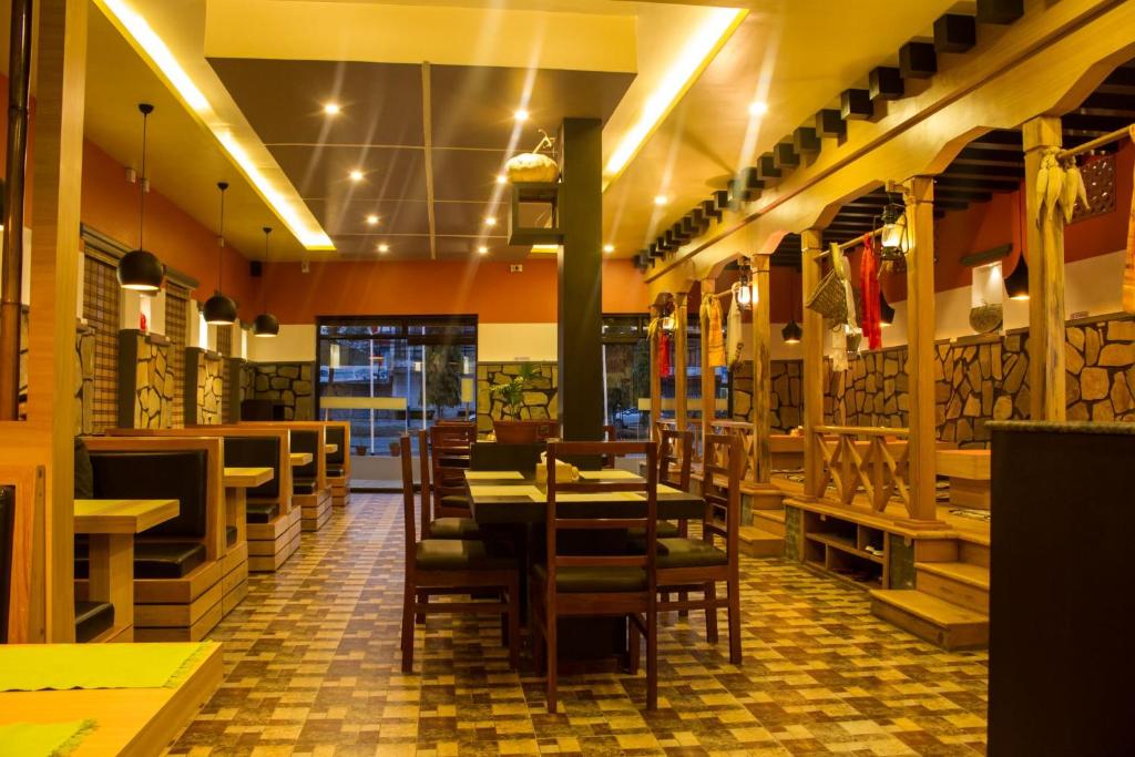 un ristorante con tavoli e sedie in una stanza di Hotel Task International a Pokhara