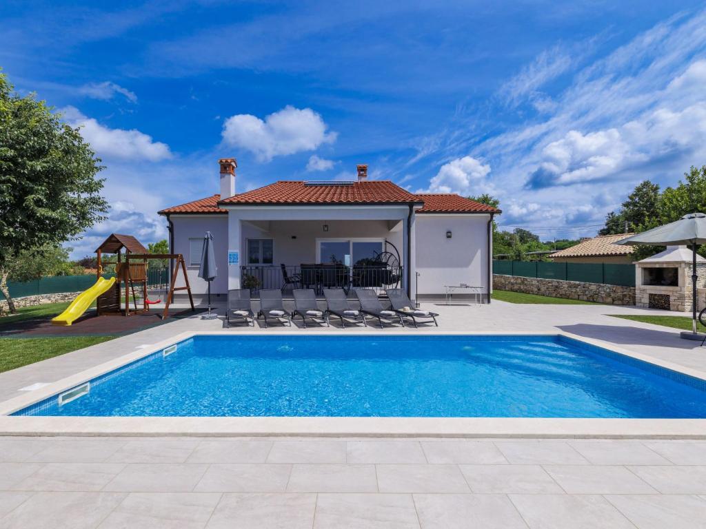 Bazén v ubytování Holiday Home Villa Veli vrt by Interhome nebo v jeho okolí