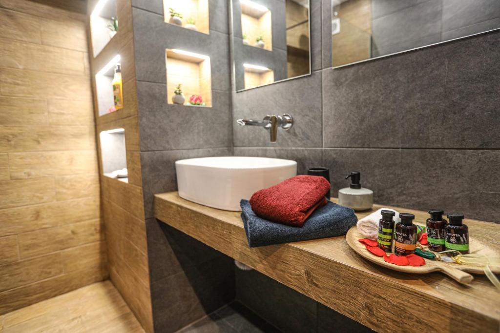 baño con lavabo y lavabo blanco en NEW COZY home ATHENS heart KYPSELI !, en Atenas