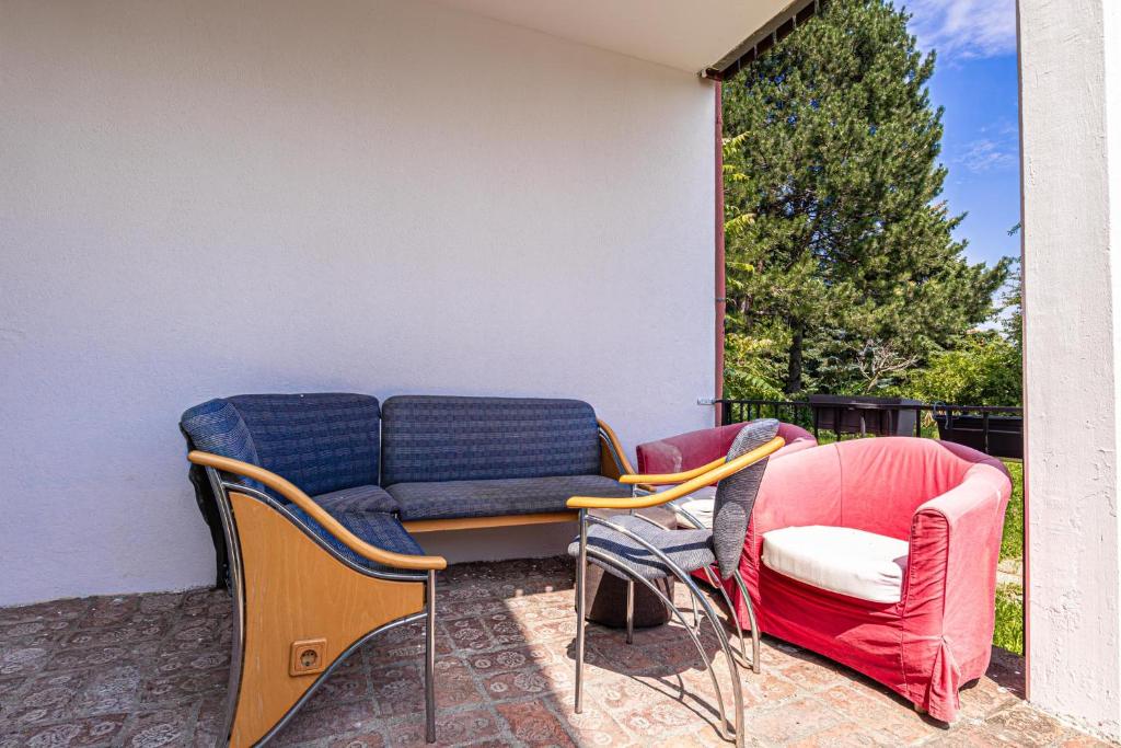 Posezení v ubytování Comfy Rooms in Shared villa with Terrace and Garden