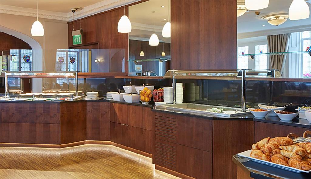 eine große Küche mit aasteryasteryasteryasteryasteryasteryasteryasteryasteryasteryasteryaster in der Unterkunft Lancaster Gate Hotel in London
