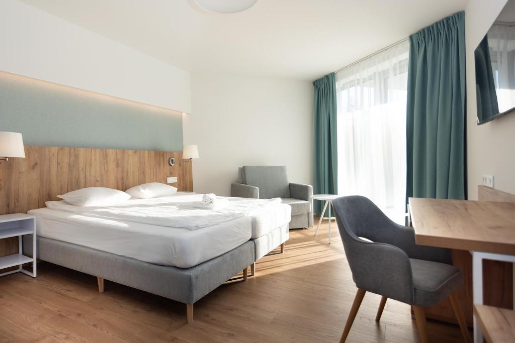 Postel nebo postele na pokoji v ubytování Spark by Hilton Pobierowo