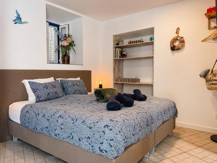 ein Schlafzimmer mit einem großen Bett mit blauer Bettwäsche in der Unterkunft Old Fisherman's Corner 18 - Centro Old Town Albufeira in Albufeira