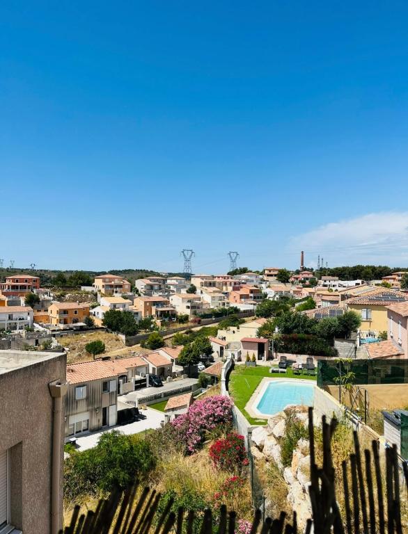 une vue d'une ville depuis un bâtiment dans l'établissement Location appartement T3, à Marseille