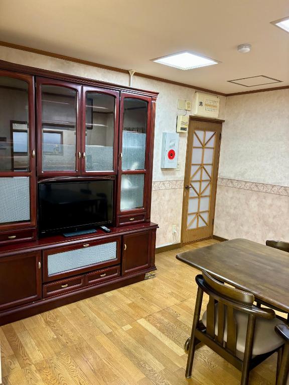 TV a/nebo společenská místnost v ubytování まち宿門