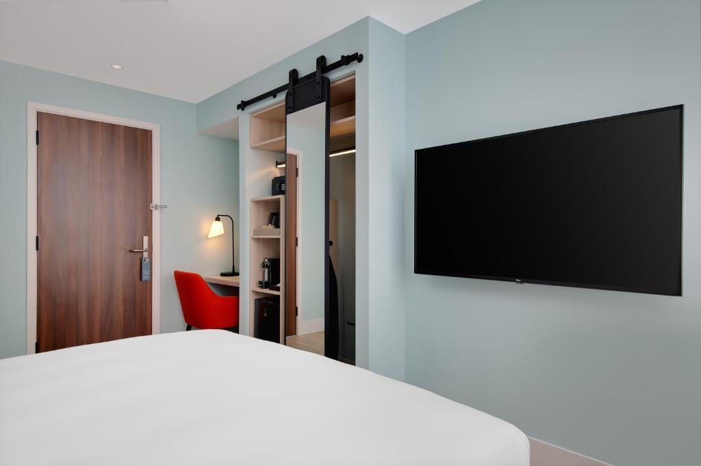 
Deluxe King Room with City View
