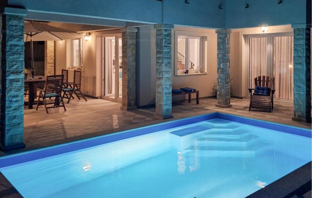 Bazén v ubytovaní Three-Bedroom Holiday Home In Novigrad alebo v jeho blízkosti