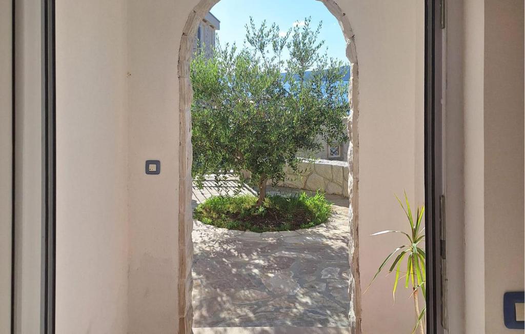 Vonkajšia záhrada v ubytovaní Three-Bedroom Holiday Home In Novigrad