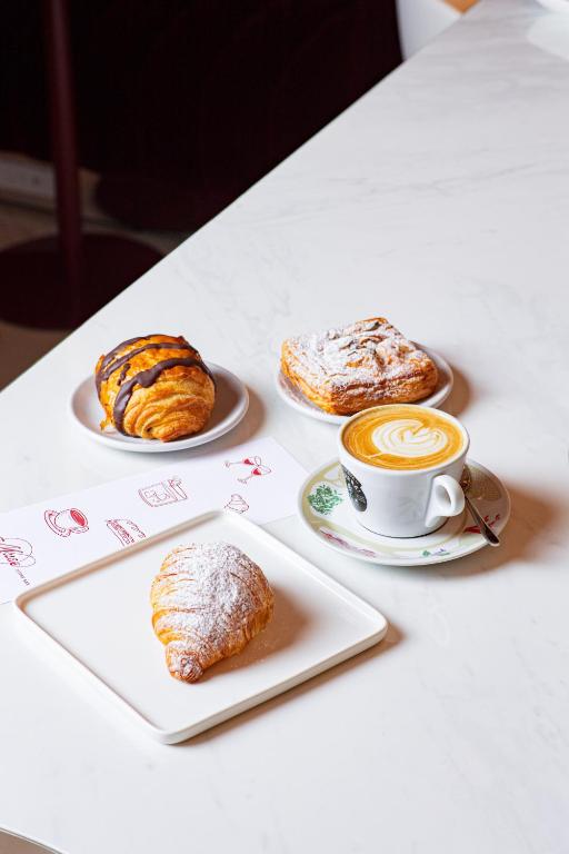 Revery Toronto Downtown, Curio Collection by Hilton - Resim 39