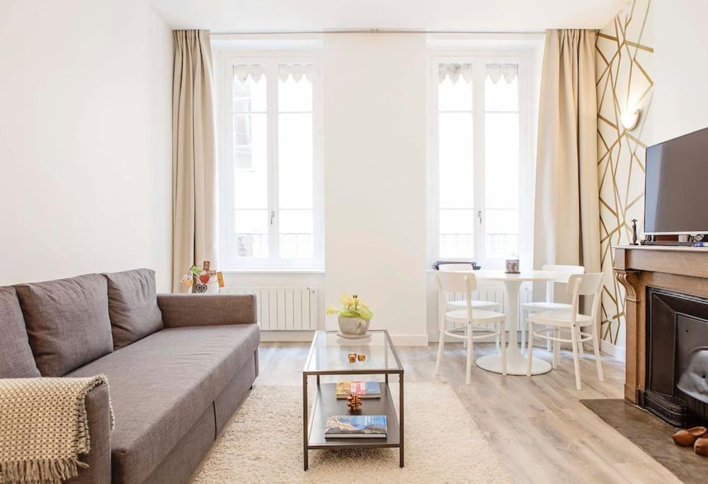 un salon avec un canapé et une table dans l'établissement Appartement calme et neuf au coeur de Lyon, à Lyon