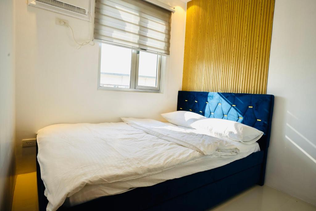 Postel nebo postele na pokoji v ubytování Rendez-vous 2BR Condo Unit at SMDC Cheer