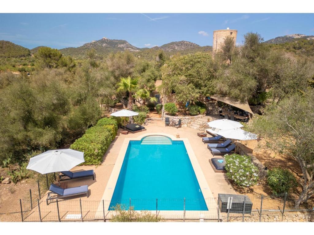 an overhead view of a pool with umbrellas and chairs at Holiday Home Moli de sa Cova by Interhome in Felanitx