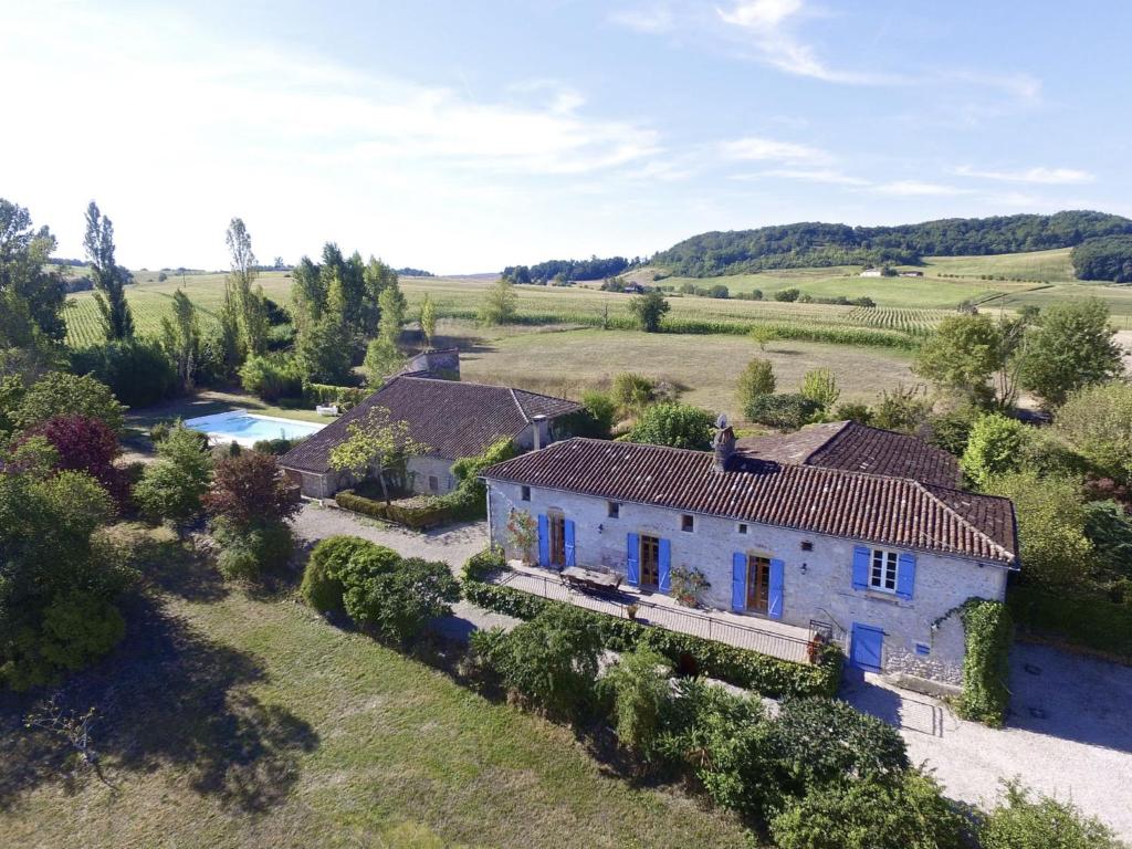 une vue aérienne d'une maison dans un champ dans l'établissement Holiday Home Larroque Haute by Interhome, à Bourlens