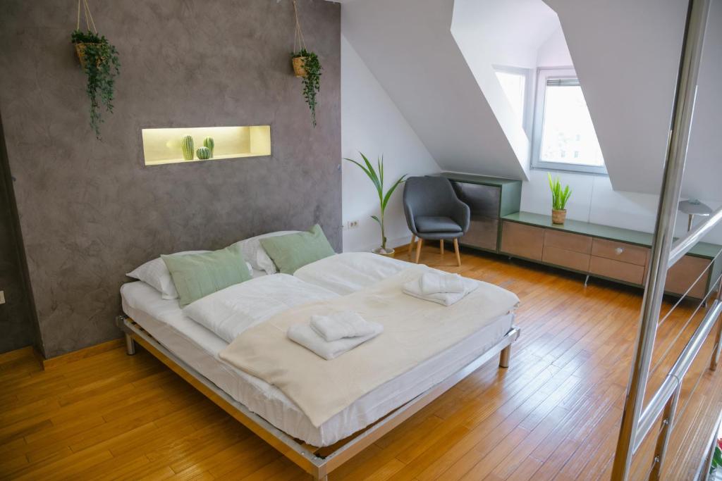 Postel nebo postele na pokoji v ubytování BRIDGE apartments