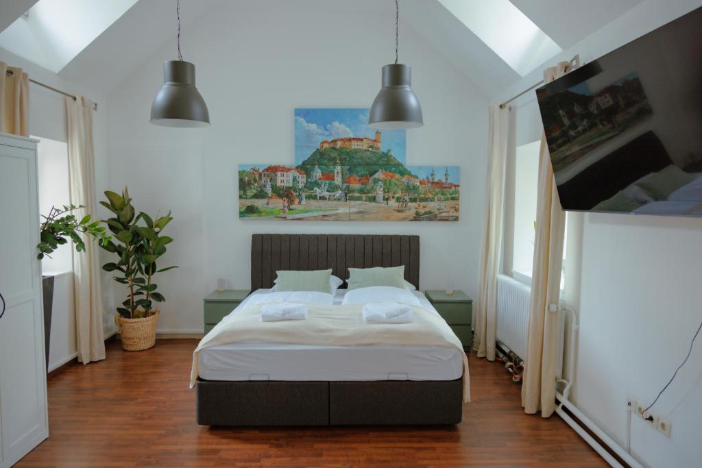 Postel nebo postele na pokoji v ubytování BRIDGE apartments