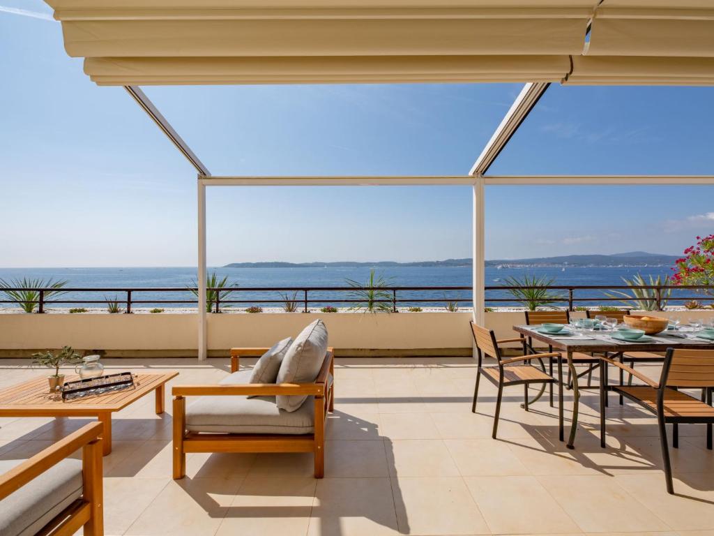 un salon avec vue sur l'océan dans l'établissement Apartment L'Arbois by Interhome, à Sainte-Maxime